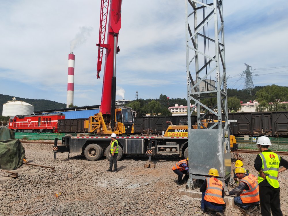 陕煤建设路桥分公司黄陵项目部圆满完成信号灯塔吊装作业