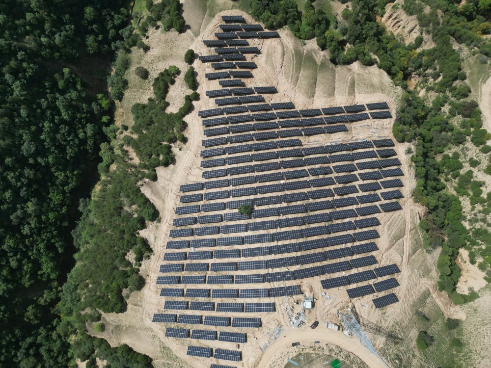 陕煤建设天工公司承建的安塞区镰刀湾镇100MW农光互补项目光伏厂区#2标段顺利通过标段完工验收