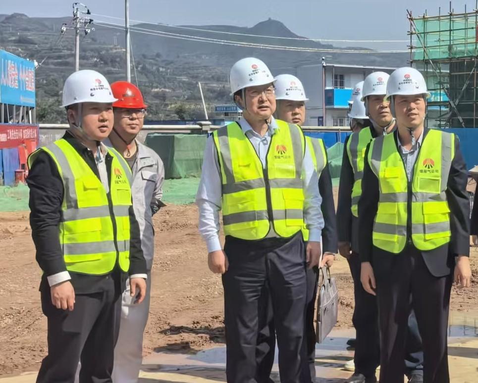 陕西省煤层气党委委员、纪委书记董巨国一行深入天工公司土建第二十一项目部开展节前检查指导工作