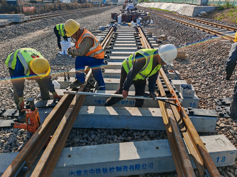 陕煤建设路桥分公司黄陵项目部“双线”攻坚助力施工提速