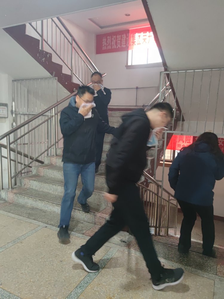 1分钟生死时速，60人火线突围