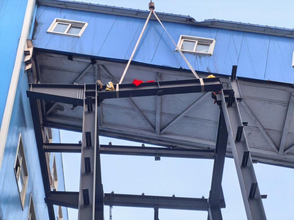 陕煤建设天工公司土建第二十五项目部韩家湾项目新增主厂房钢结构顺利封顶！