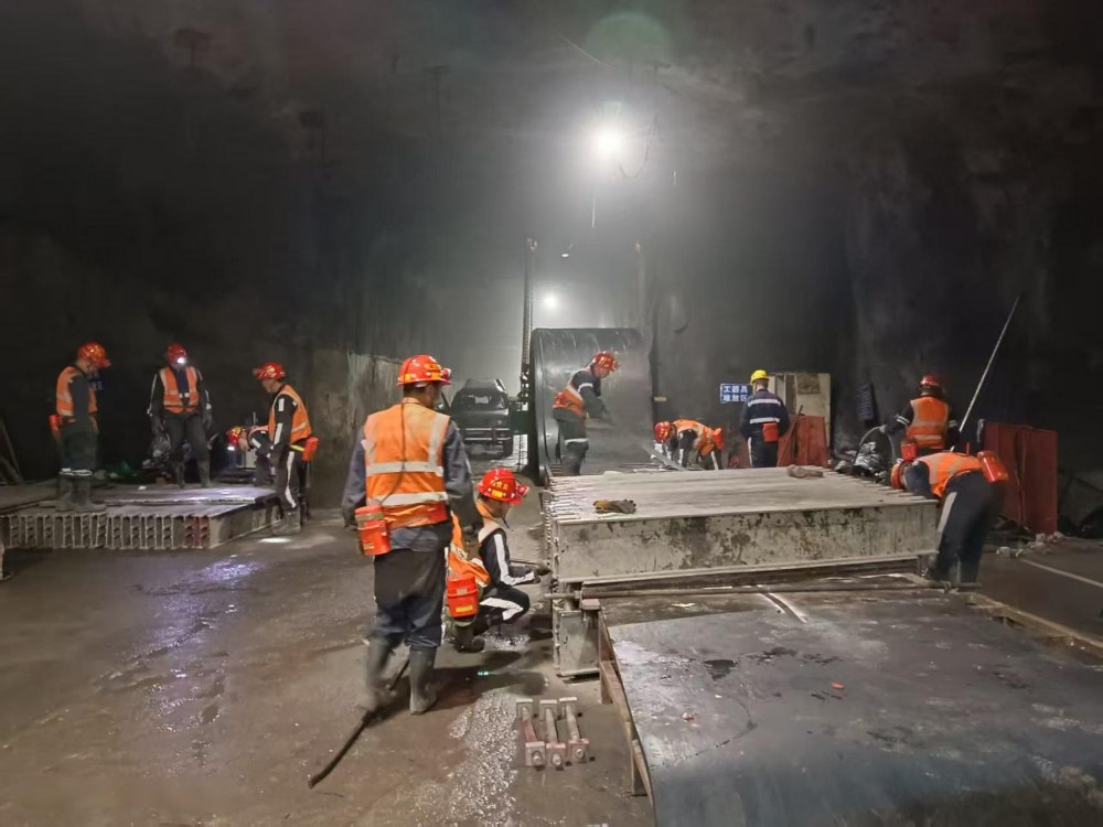 陕煤建设机电安装公司神府项目部48小时高效完成胶带机延伸攻坚任务