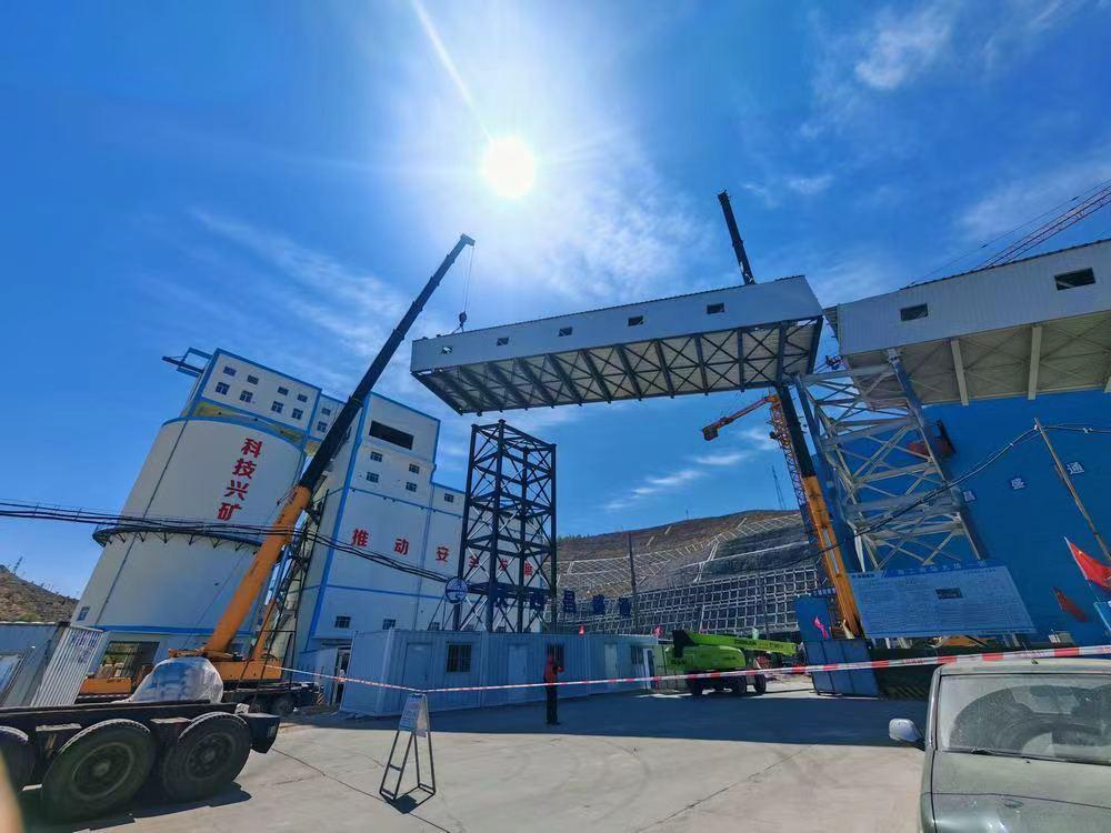 陕煤建设承建郭家湾矿业选煤厂栈桥首段吊装顺利完成