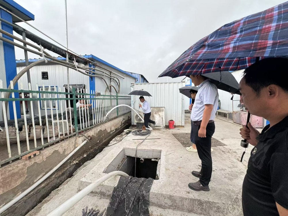 陕煤建设煤矿运营服务分公司：连续降雨“大考”当前，“汛”速出击护平安