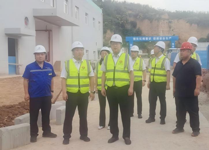 陕西省煤层气公司党委委员、纪委书记董巨国一行深入天工公司基层项目检查指导