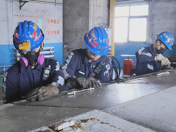 礼赞华诞守一线 煤海奋进启新程